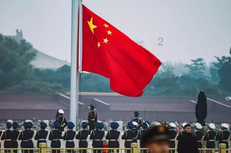 请问这两个女生像双胞胎姐妹吗？然后哪张照片更漂亮？游戏画面