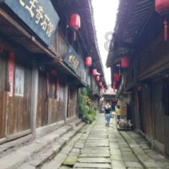 周海媚追思会低调举行 前夫吕良伟现身送别